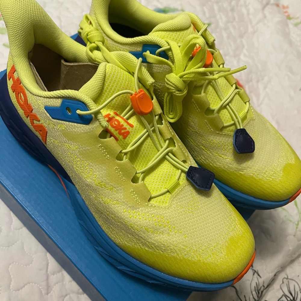 ORIGINAL HOKA Y SPEEDGOAT 5 YOUTH 5.5MD can fit to size 7 or 8 women’s.
